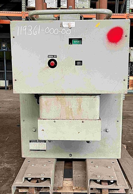 1200 Amps, General Electric #AM-7.2-500-2, air circuit brea, 7200 Volts, Magne-Blast (3 available) - Image 1