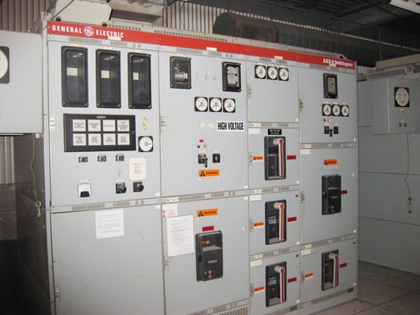3200 Amps, General Electric #AKD-8, indoor switchgear unit, 635 Volts, electrically operated, (2) 3200 Amp - Image 1