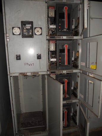 1600 Amps, General Electric, indoor switchgear unit, manually operated, (2) 1600 Amp #AKR-6D-50, (2) 800 Amp - Image 1