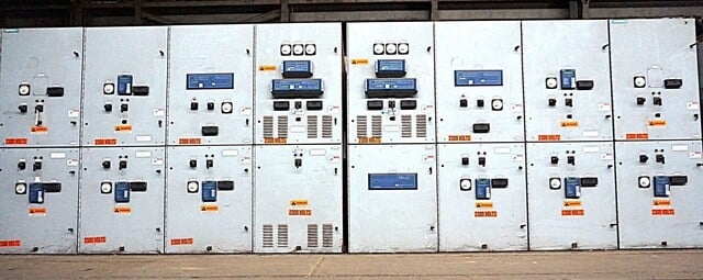 5 KV Siemens #05-GMI-3506-1200-78, indoor vacuum switchgear, (3) 2000 Amp, (8) 1200 Amp breakers in (8) - Image 1