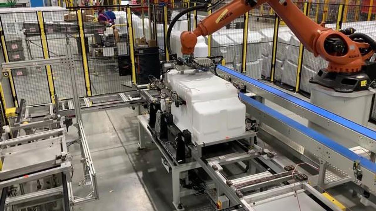 Kuka, KR 90 R3100 Extra, 6-Axis Robot, 90 kg Payload, 121.8" Reach, KRC4 Controller, Teach Pendant, 2018 (12 - Image 2