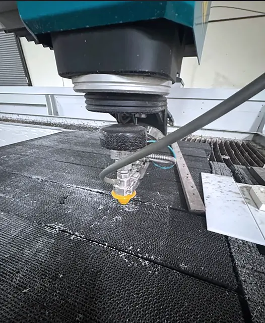 Flow #4020-Pivot+, waterjet, 6' x13' table, 5 axis cut, 60k PSI, 1732 hours, 2021 - Image 3