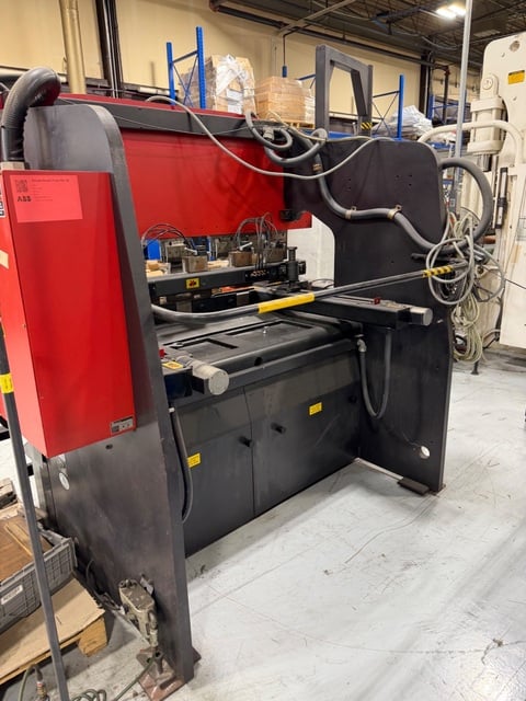 50 Ton, Amada #RG-50, CNC Press Brake, 82" max. bending length, 60" between housings, 1.8' throat, 3.94" - Image 3