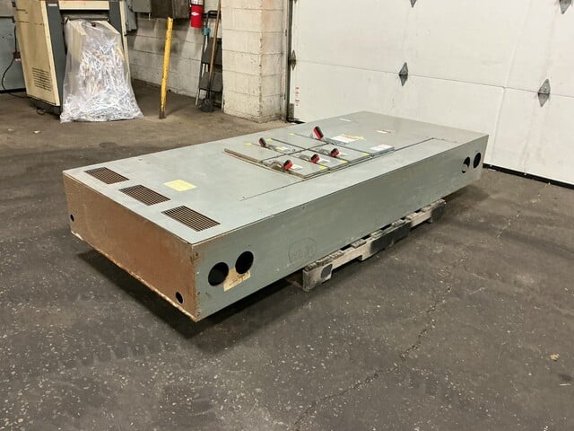 800 Amp. Square D, 44-13839-10, QMB panelboard, 480 Volts, 3 phase, 3 W., 200 Amp. main disconnect switch (2 - Image 4