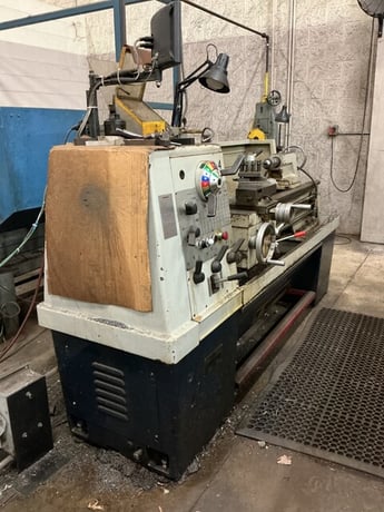 Willis #CP-1550, Microcut engine lathe, 2-1/4" hole thru spindle, inch/metric, Newall digital read out - Image 2