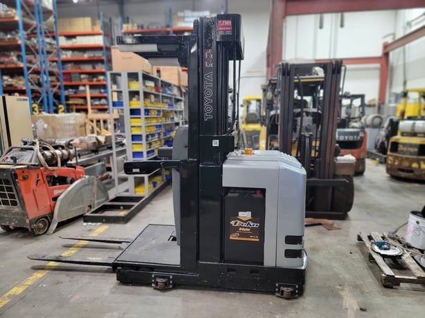 3000 lb. Toyota #6BPU15, Electric Order Picker, 48" forks, 204" lift height, 95" lowered mast, 24 Volt - Image 3