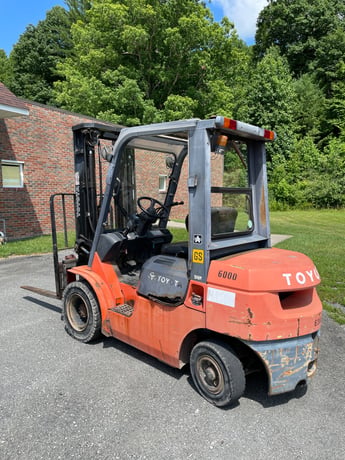 5000 Lb. Toyota #8FGU25, Gas Forklift, 189" Mast, Winter Cab, 4800 Hrs, 2004 - Image 1