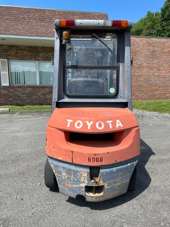 5000 Lb. Toyota #8FGU25, Gas Forklift, 189" Mast, Winter Cab, 4800 Hrs, 2004 - Image 3