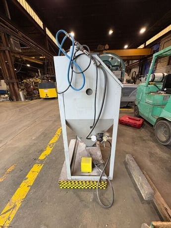 Econoline, suction abrasive blast cabinet, w/ dust collector foot pedal - Image 3