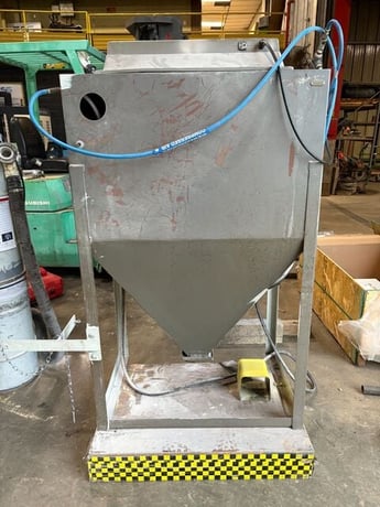 Econoline, suction abrasive blast cabinet, w/ dust collector foot pedal - Image 4