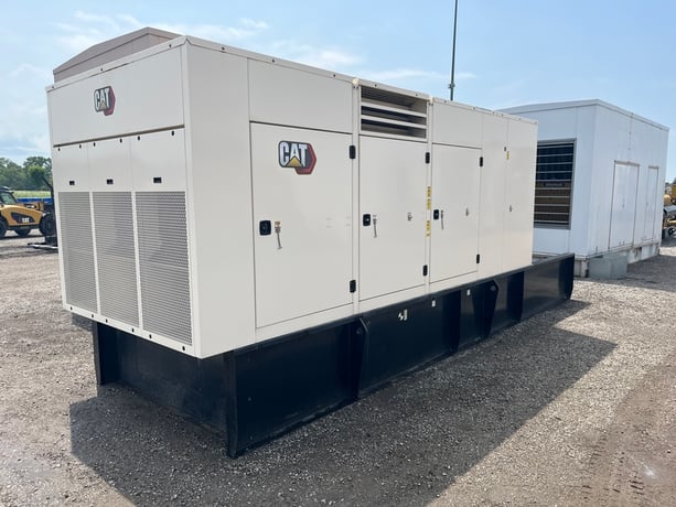 750 KW Caterpillar #C18, diesel generator set, 277/480 Volts, 558 hours, 1800 RPM, sound attenuated - Image 2