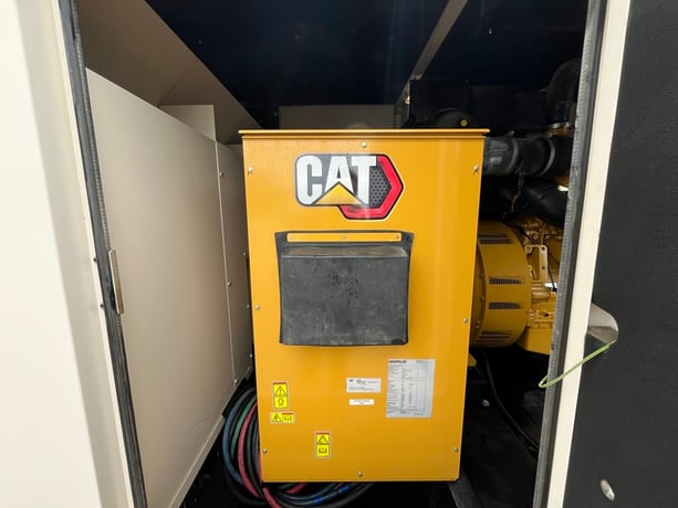 750 KW Caterpillar #C18, diesel generator set, 277/480 Volts, 558 hours, 1800 RPM, sound attenuated - Image 8
