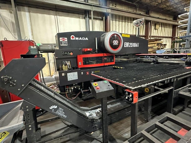 22 Ton, Amada #EM-2510NT, servo driven turret punch, 50" x 196" sheet, 2006 - Image 1