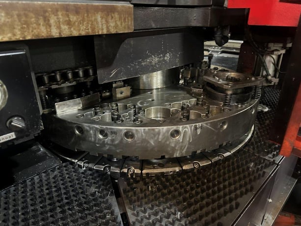 22 Ton, Amada #EM-2510NT, servo driven turret punch, 50" x 196" sheet, 2006 - Image 7