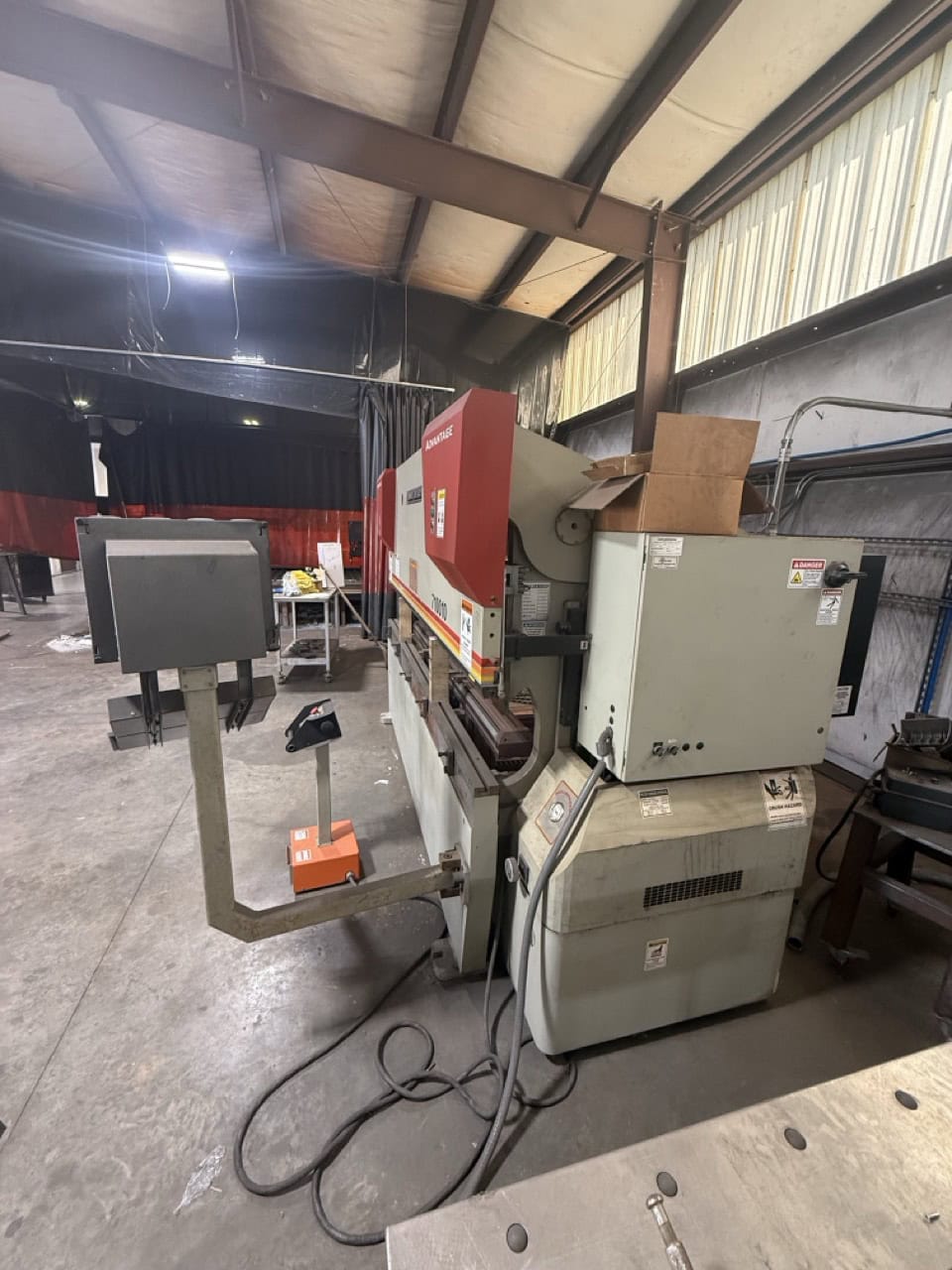 100 Ton, Accurpress #710010, CNC Press Brake, 10' overall, 100" Between Frames, 10" Throat, 10 HP, Wila - Image 4