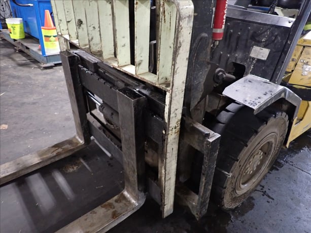 9,100 lb. Yale #GLP120MJNGBE105, cushion tire forklift, propane, 214" 3-stage mast, side shift, 6' forks, 2004 - Image 2