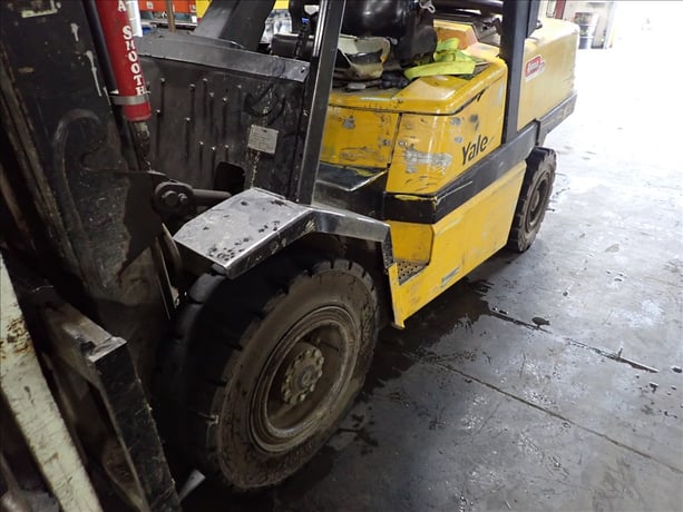 9,100 lb. Yale #GLP120MJNGBE105, cushion tire forklift, propane, 214" 3-stage mast, side shift, 6' forks, 2004 - Image 3