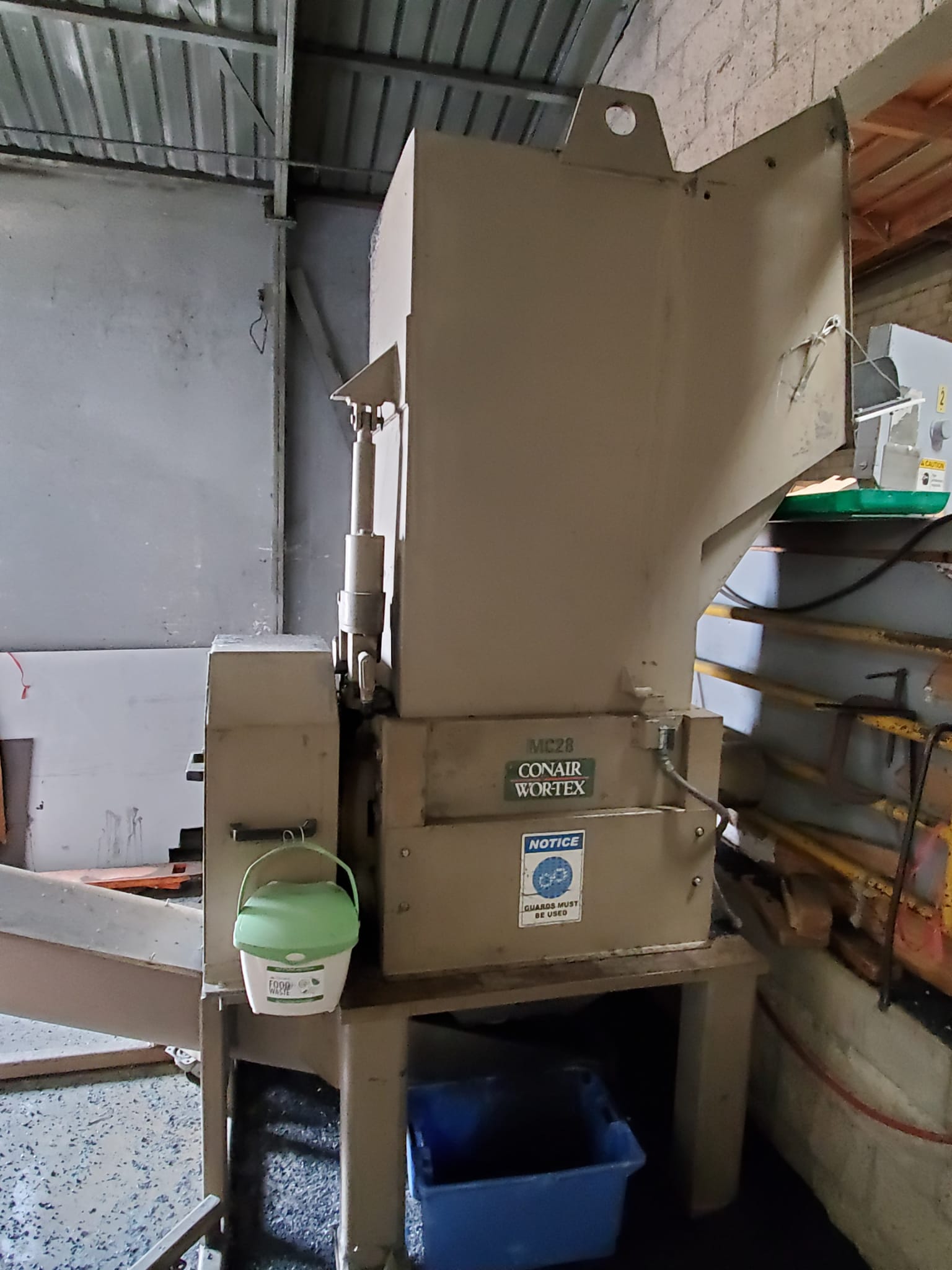 23-1/4" x 27-1/2" Conair Wortex, Plastic Granulator, 5 fly/2 bed knives, conveyor, electrical panel, 120 HP - Image 3