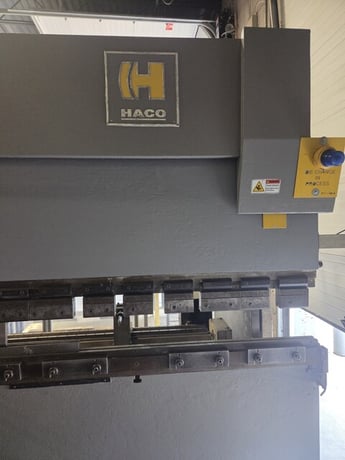 165 Ton, Haco #ERM-36150, CNC Hydraulic Press Brake, 11.8' overall, 122" between housings, 20 HP, 2003 - Image 2