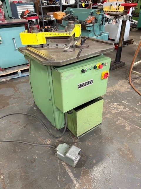 10" x 10" Versafix #256, Hydraulic Corner Notcher, 5/32" capacity, 30°-140° notching angle, 50 SPM, 4 HP - Image 2