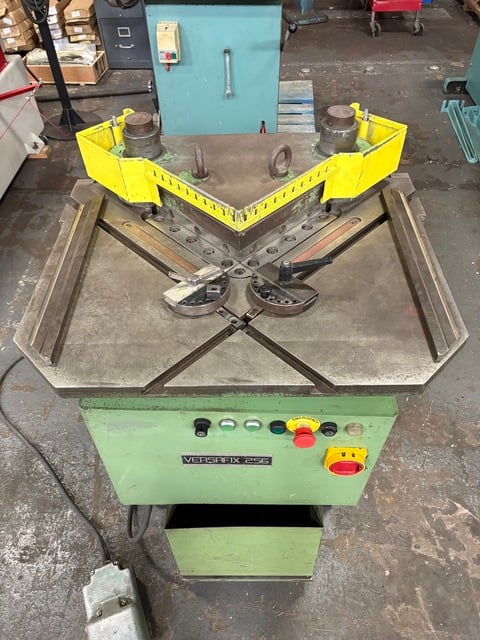 10" x 10" Versafix #256, Hydraulic Corner Notcher, 5/32" capacity, 30°-140° notching angle, 50 SPM, 4 HP - Image 4