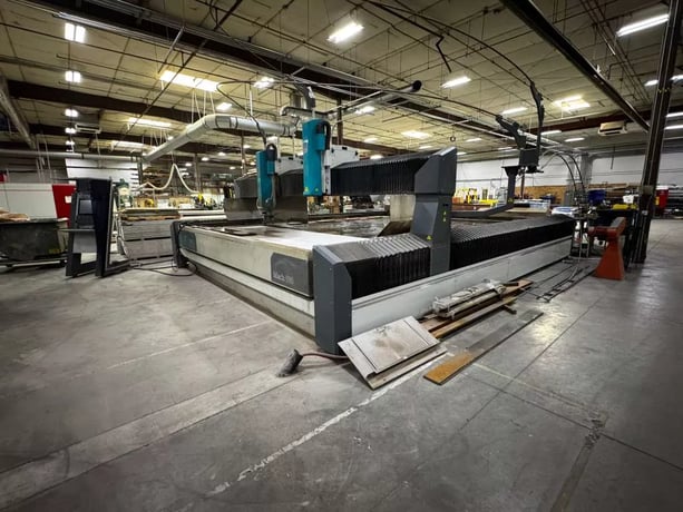 Flow #Mach-500-4060, CNC Waterjet, 13.6' x 20' table, 100 HP Hyperjet pump, 94,000 PSI, dual 5-axis taper - Image 2