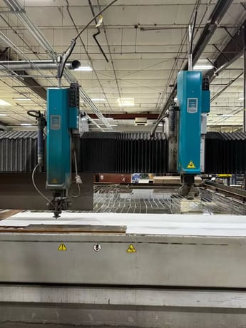 Flow #Mach-500-4060, CNC Waterjet, 13.6' x 20' table, 100 HP Hyperjet pump, 94,000 PSI, dual 5-axis taper - Image 4