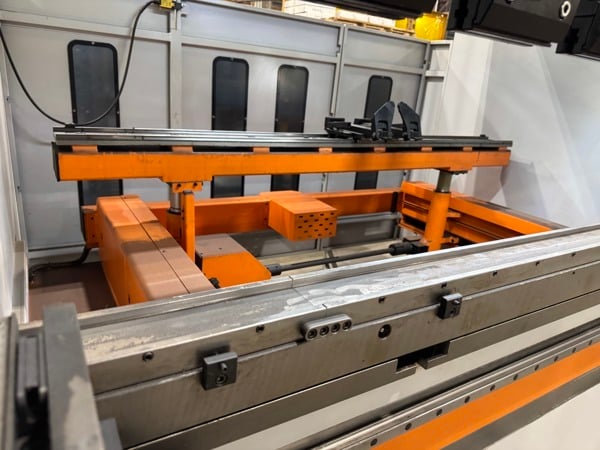 110 Ton, Ermak Power-Bend #PBF-2600-100, CNC Press Brake, 8.3' overall, 86.6" between housing, 10.8" stroke - Image 3