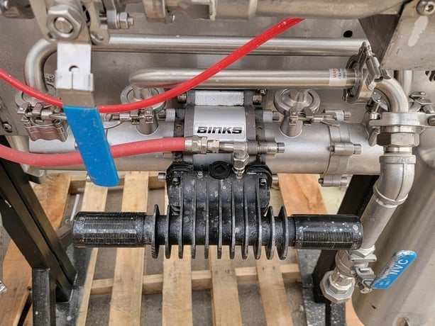 Binks #104009, Paint Pump Station, Maple 15/3 3:1 pump, 22.5 L/min output, 102 PSI. max air inlet, 10 liter - Image 2