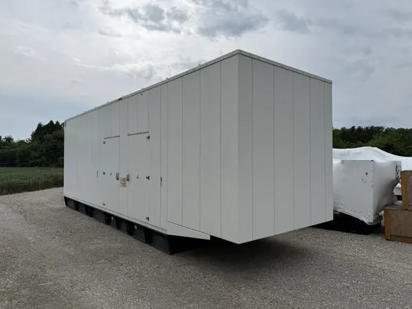 750 KW Caterpillar #C27, Diesel Generator Set, 480 Volts, 1800 RPM, 1375 gallon fuel tank, sound attenuated - Image 4