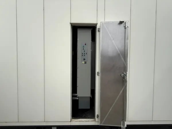 750 KW Caterpillar #C27, Diesel Generator Set, 480 Volts, 1800 RPM, 1375 gallon fuel tank, sound attenuated - Image 5