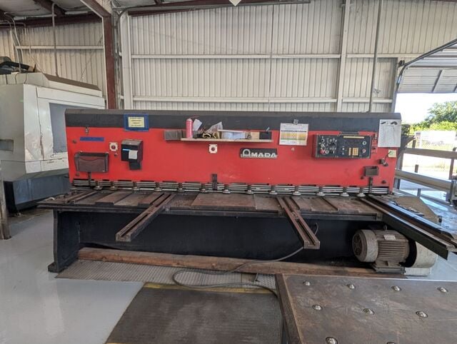 1/4" x 10' Amada #M-3060, Power Squaring Shear, 133.07" knife length, 40" back gauge, 60 SPM, 15 HP, 220/440 - Image 1