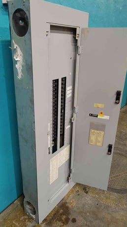 400 Amp. General Electric, AQF3424MBX, panelboard enclosure, 208Y/120 Volts, 3 phase, 34x THQB 20A 1-pole - Image 5