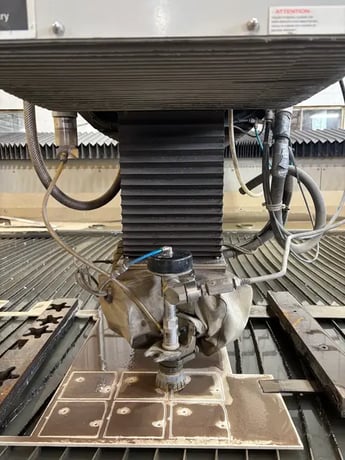Flow #IFB-6012, Waterjet Cutter, 6' x 12' table, 87,000 psi. max. pressure, 50 HP HyperJet intensifier pump - Image 2