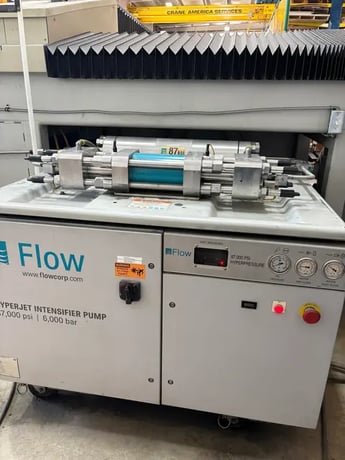 Flow #IFB-6012, Waterjet Cutter, 6' x 12' table, 87,000 psi. max. pressure, 50 HP HyperJet intensifier pump - Image 3
