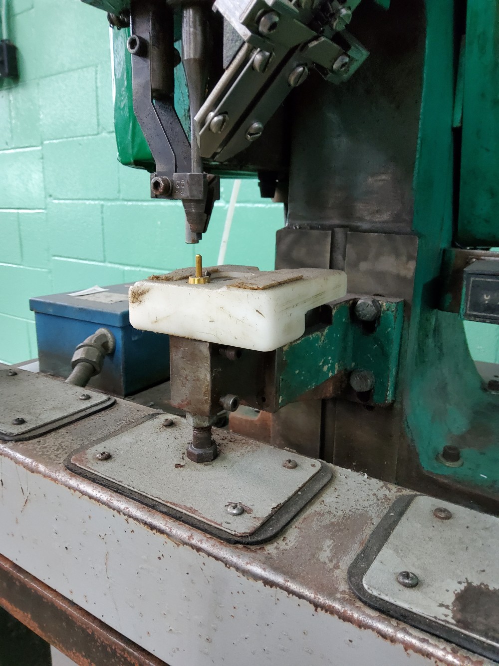 Milford #S-63, rivet machine, 1/8" diameter rivets, pawn buttons - Image 3