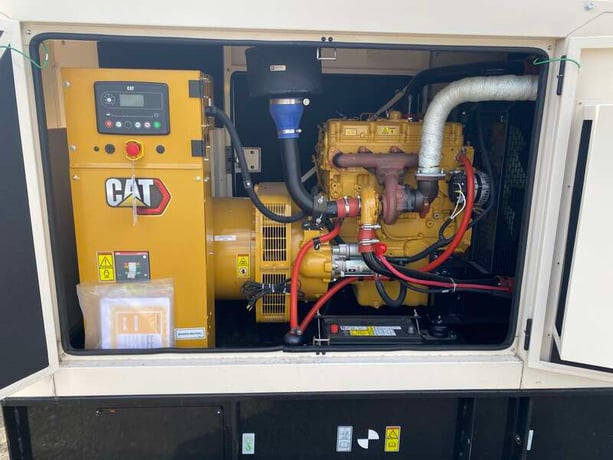100 KW Caterpillar #D100GC, diesel generator set, 277/480 Volts, C4.4 engine, EPA Tier 3, sound attenuated - Image 4