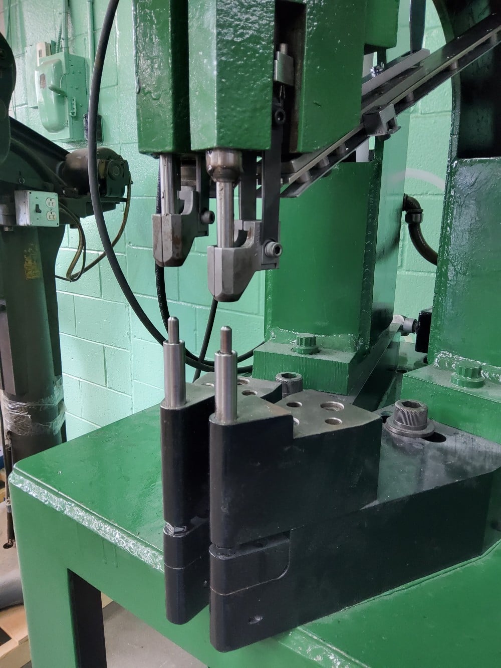 Milford #58, double rivet machine - Image 3