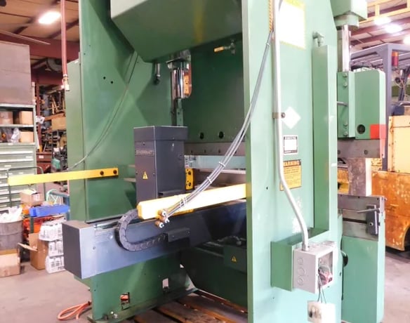 60 Ton, Cincinnati #60CBIIX4, CNC Hydraulic Press Brake, 6' overall, 54" between housing, 11" Stroke, 7.5 HP - Image 6