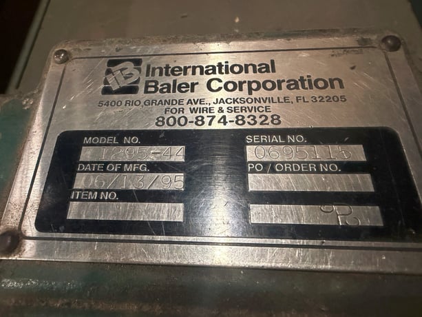 International Baler Corp. #1295-44, horizontal auto-tie baler w/ infeed conveyor, 1995 - Image 3