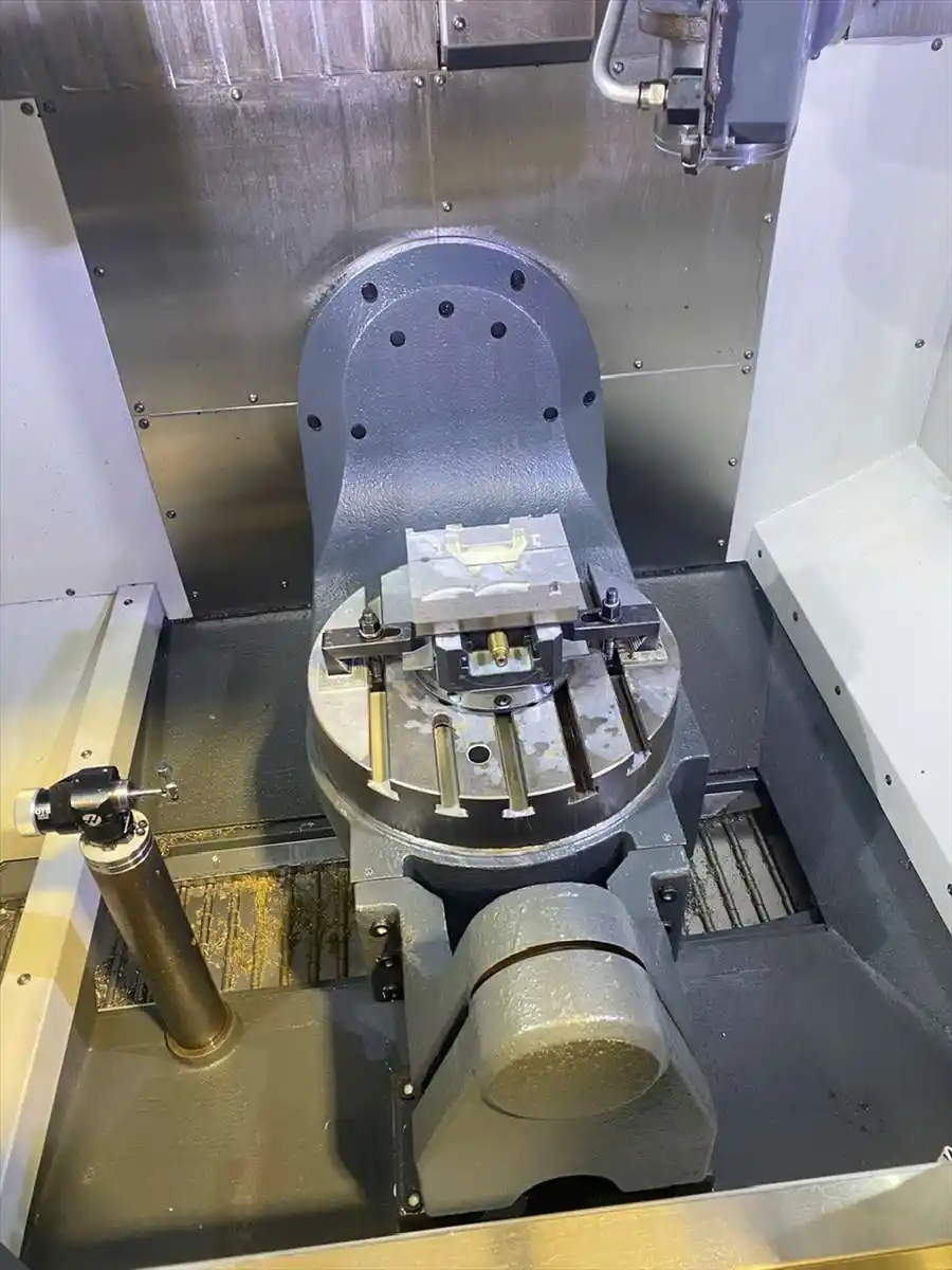 Haas #UMC-500, 5-Axis CNC vertical machining center, 24" X, 16" Y, 16" Z, 8,100 RPM, Cat 40, 30-ATC, 2-Axis - Image 5