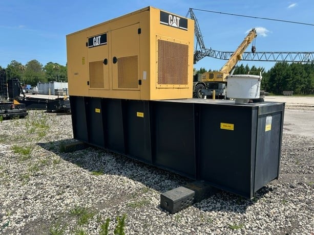 150 KW Caterpillar #D150-8, 120/208 Volts, 454 hours, 60Hz 1800 RPM, EPA Tier 1, sound attenuated enclosure - Image 4