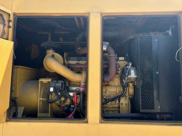 150 KW Caterpillar #D150-8, 120/208 Volts, 454 hours, 60Hz 1800 RPM, EPA Tier 1, sound attenuated enclosure - Image 5