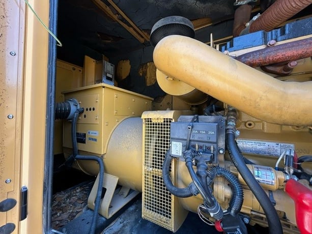 150 KW Caterpillar #D150-8, 120/208 Volts, 454 hours, 60Hz 1800 RPM, EPA Tier 1, sound attenuated enclosure - Image 6