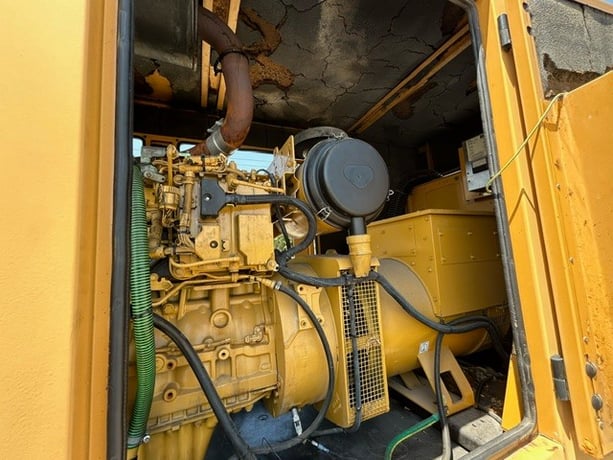 150 KW Caterpillar #D150-8, 120/208 Volts, 454 hours, 60Hz 1800 RPM, EPA Tier 1, sound attenuated enclosure - Image 10