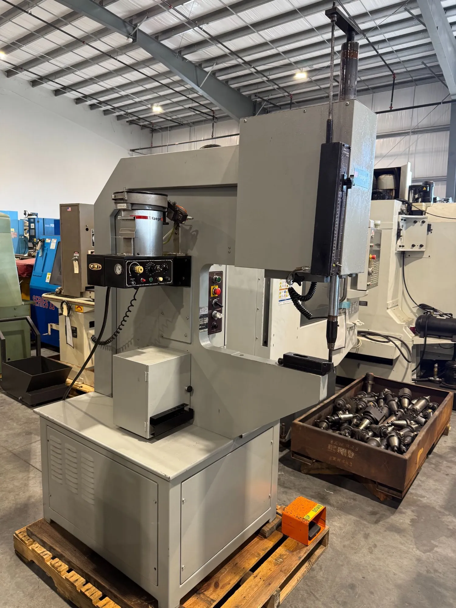 8 Ton, Haeger #824, hydraulic insertion press, 8" stroke, 24" throat, modular autofeed, 18 gallon hydraulic - Image 3