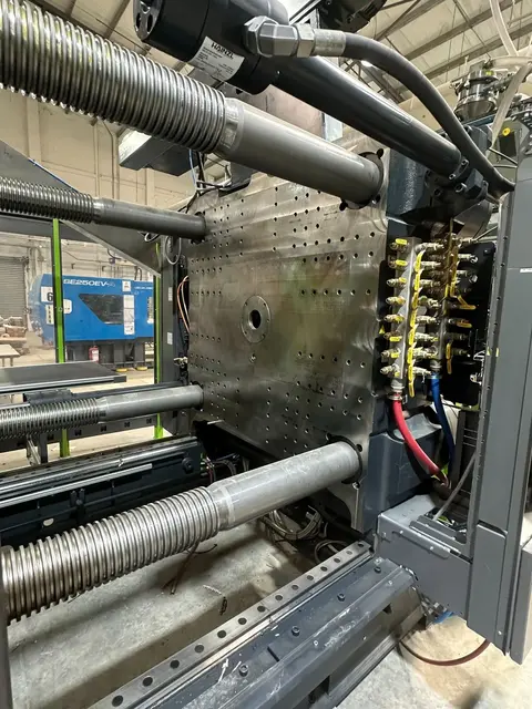 700 Ton, 30.1 oz., Engel #Duo-2460/700-speed, servo-hydraulic horizontal injection molder, 43.7" x 37.8" tie - Image 4