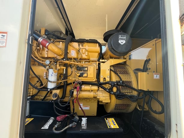 400 KW Caterpillar #3456, diesel generator set, 277/480 Volts, 880 hours, 1800 RPM, sound attenuated - Image 7