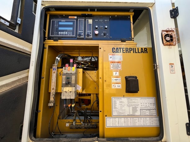 400 KW Caterpillar #3456, diesel generator set, 277/480 Volts, 880 hours, 1800 RPM, sound attenuated - Image 9