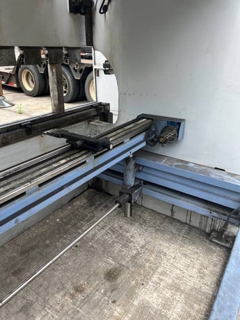 242 Ton, Ermak #AP, CNC press brake, 12' overall, 1272" between housing, 4-axis CNC backgauge, 25 HP, ER90-3D - Image 4